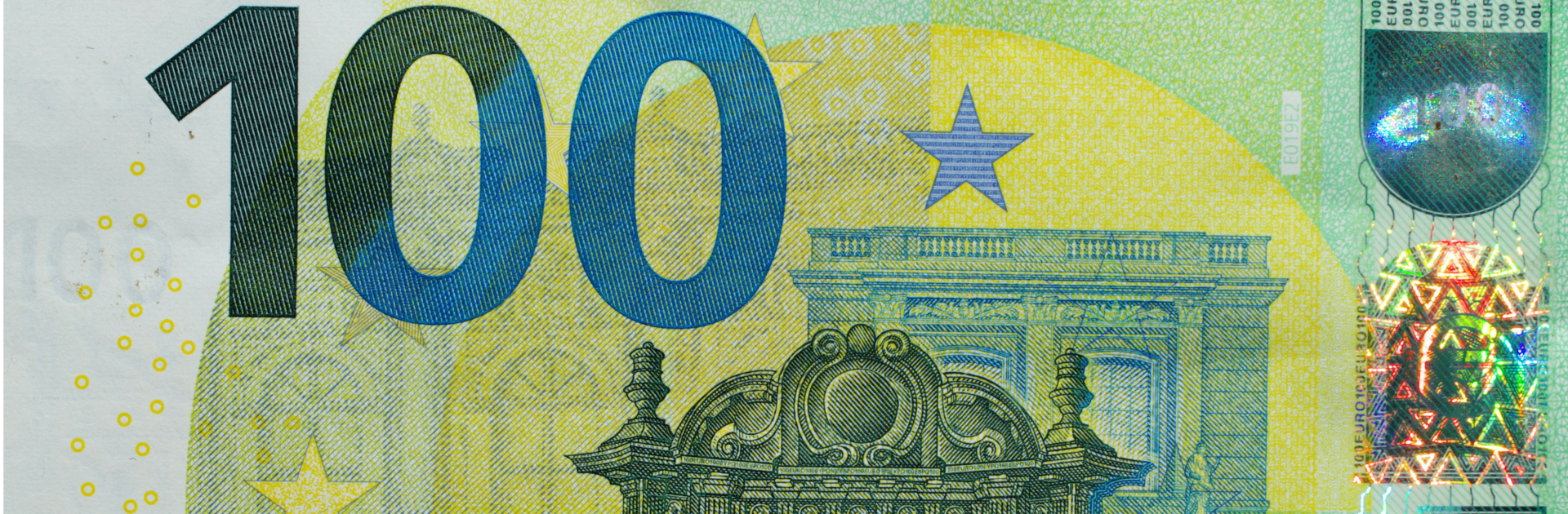 Close-up van een 100 eurobiljet, als symbool voor de financiële aspecten van een internationale verhuizing.